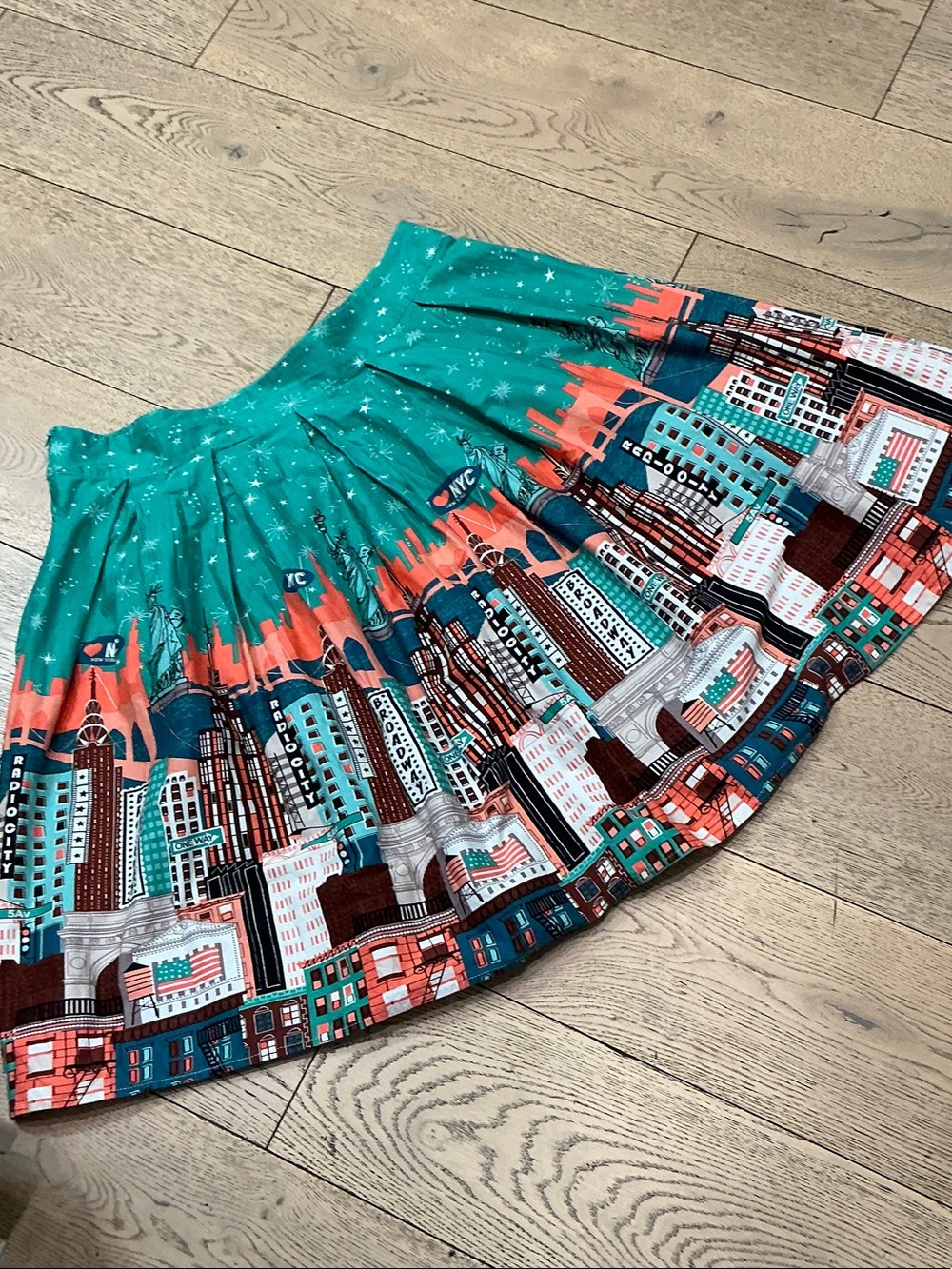Woman’s New York City green skirt with NY pictures. XXL. Side zip. Pleated. Cute